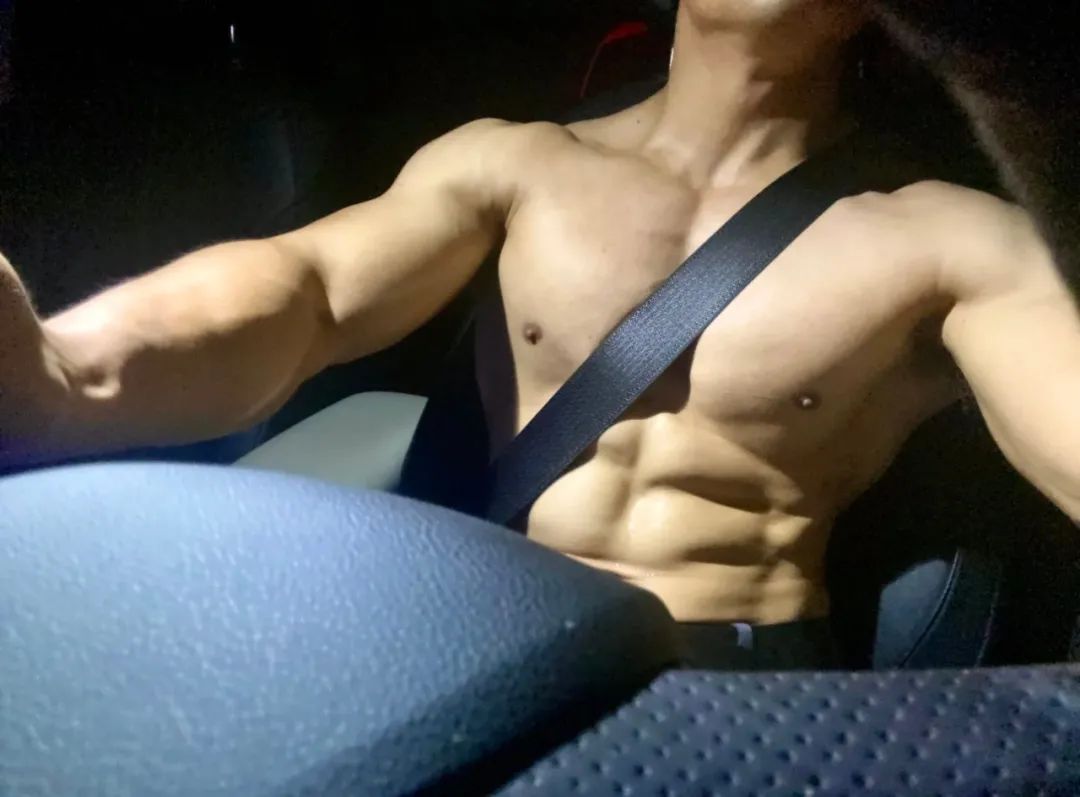 肌肉直男半裸开车走红，大胸器亮了