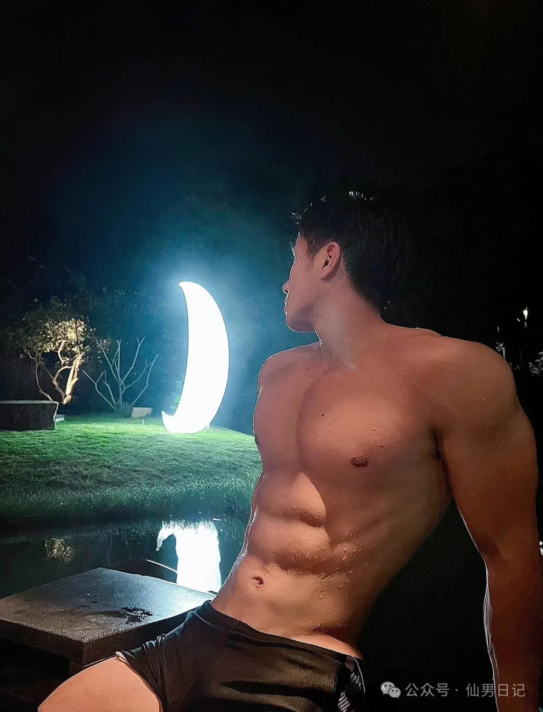 188cm 体育生男大火了！网友在线发问：直的吗？