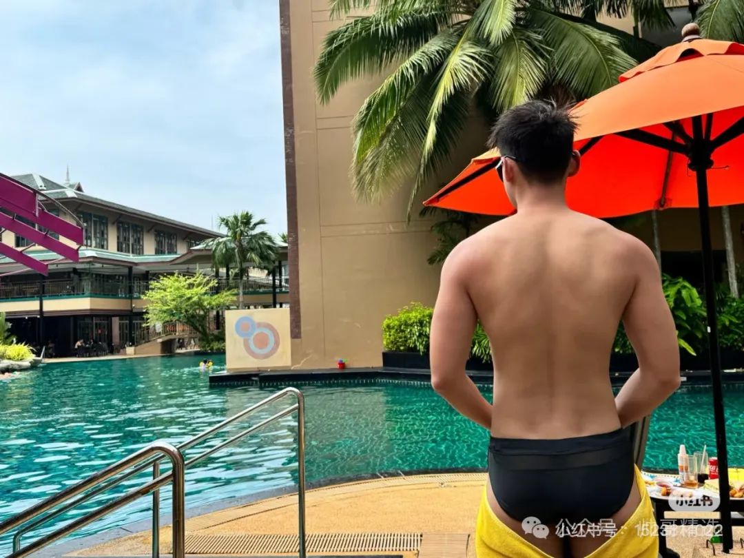 爱穿比基尼的翘臀肌肉男孩子 小心坏哥哥找你