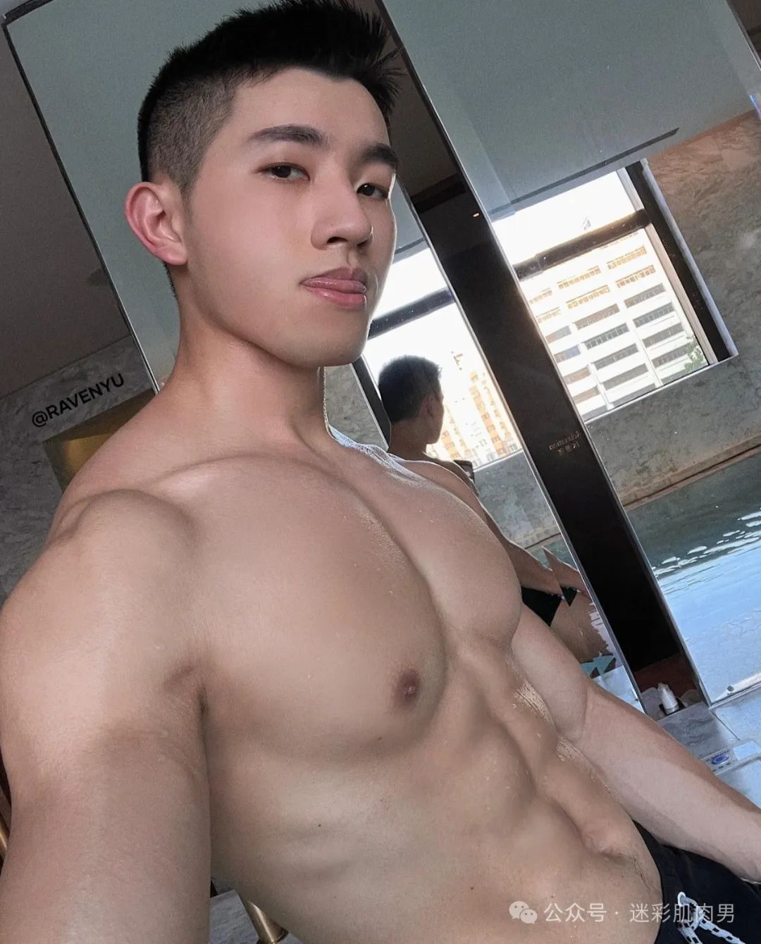 湿透的翘臀运动男灰裤子太凸显了，长腿长得大哦！
