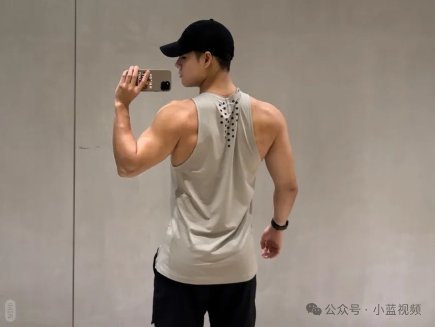 23 纯欲麦色少年腹肌博主，喂葡萄亲亲！