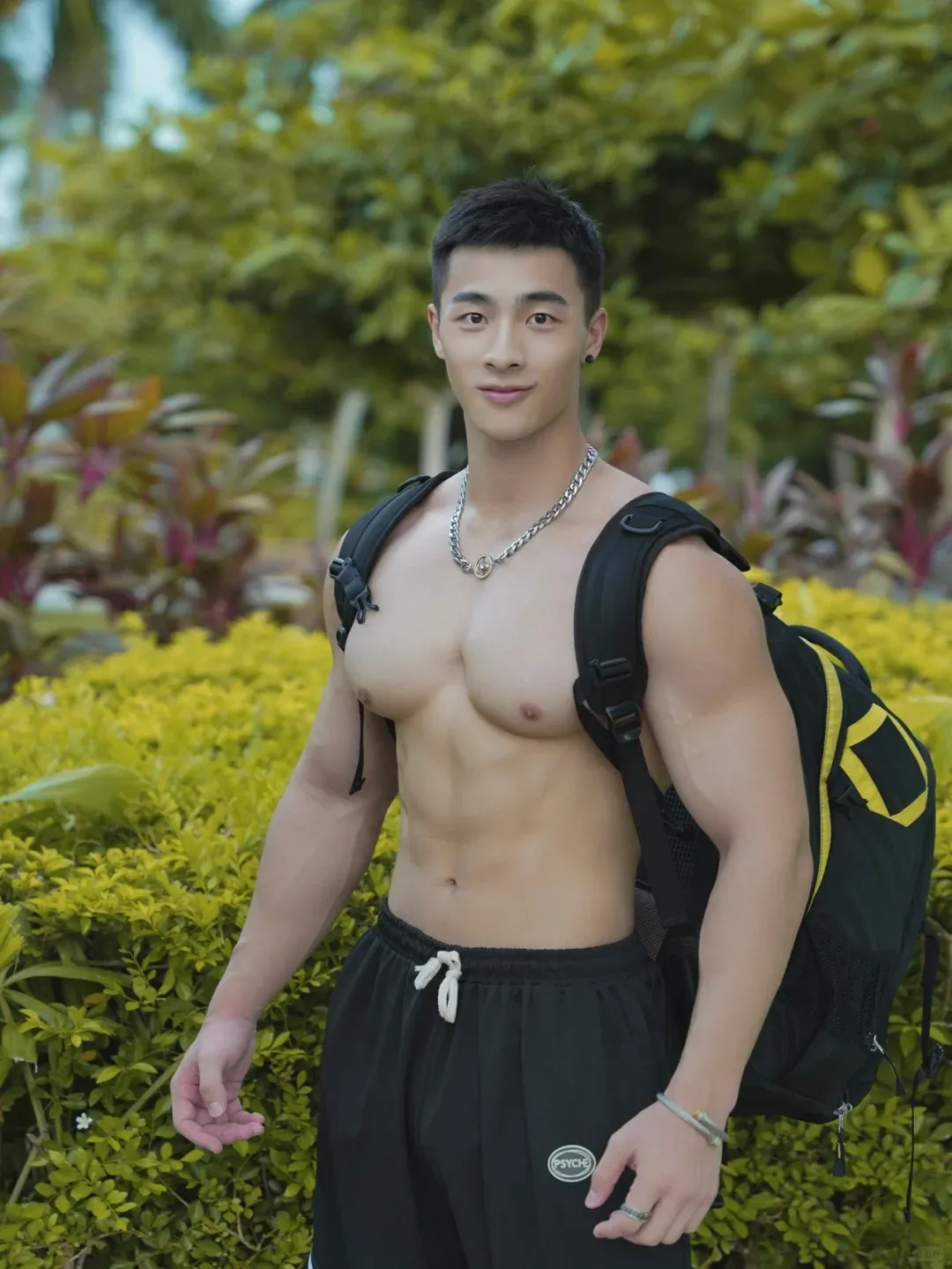 彭果健身冠军披古风衣凸显诱人肌肉线条，撩人力度 Max