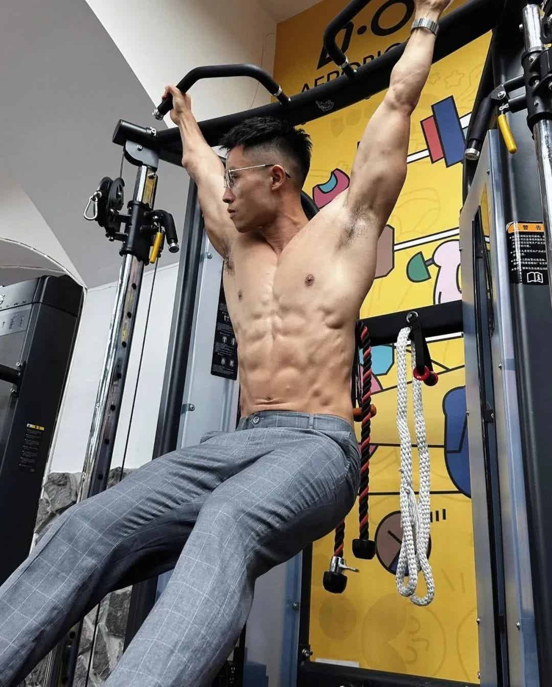 肌肉滑雪健身教练，黑皮身材超 A 暴躁！