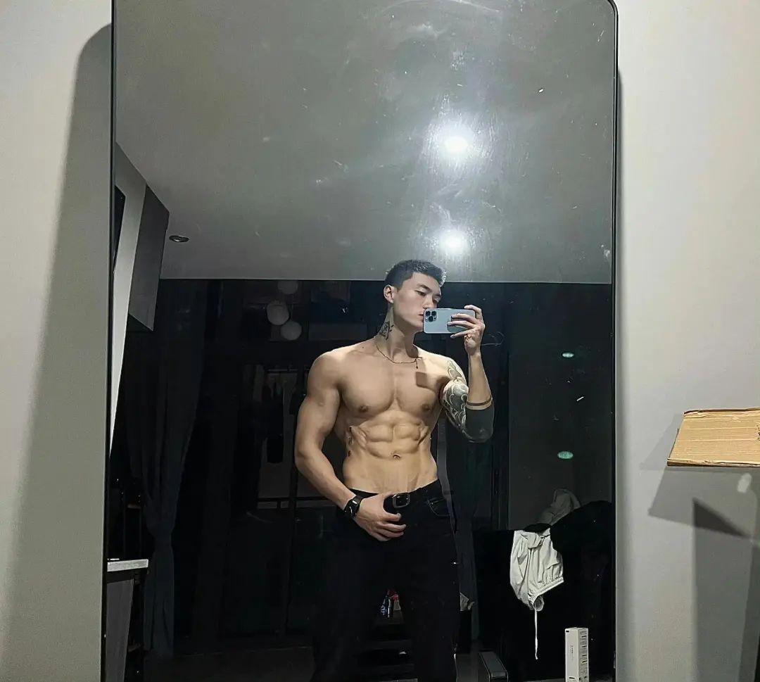一看就很有性张力！健身型男与萌宠共享温馨时光