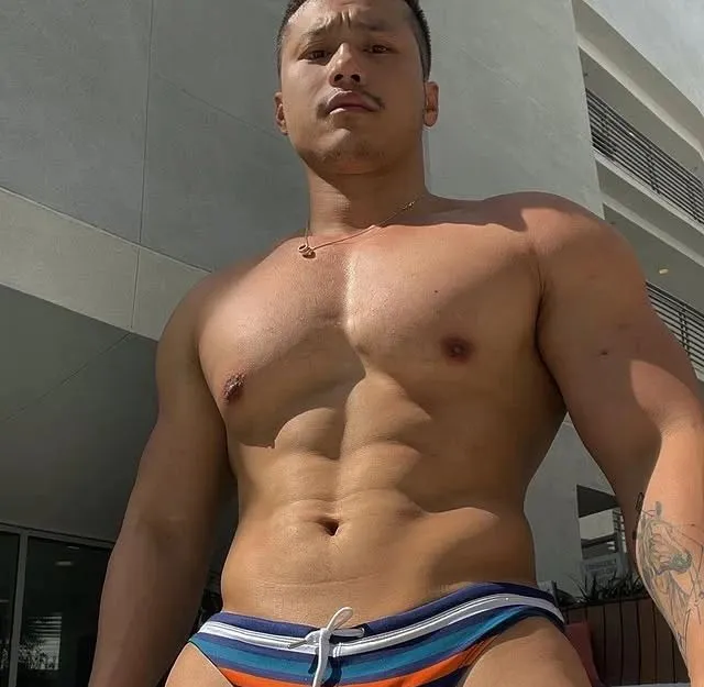超爱穿低腰超小三角泳裤的肌肉网红 翘臀丁字写真全曝光