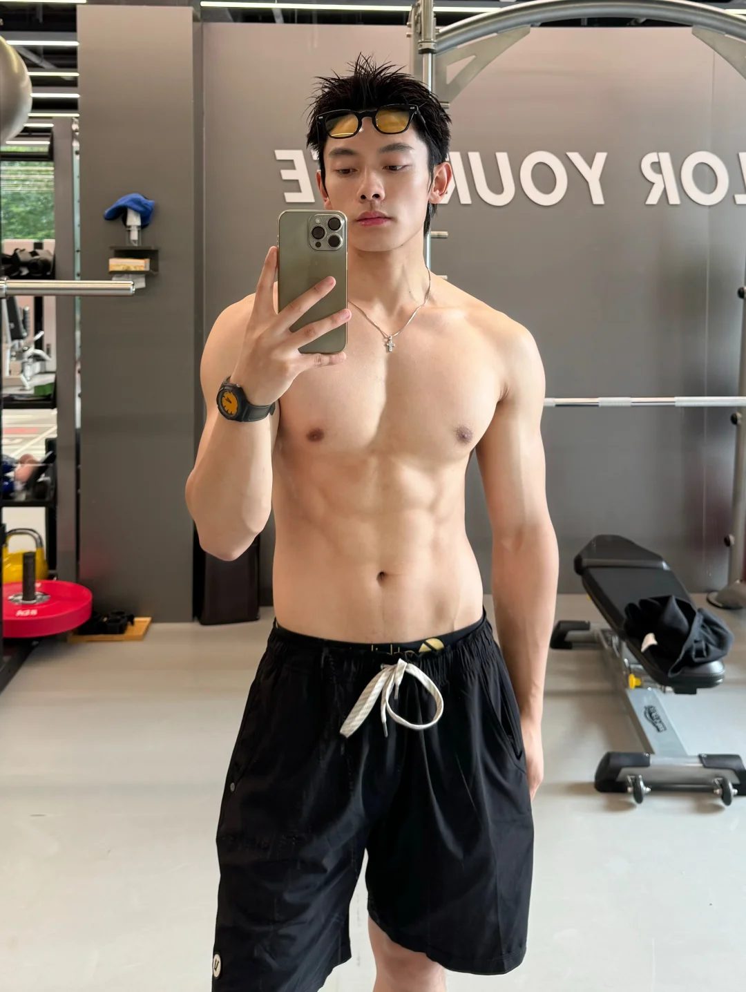 时尚前沿的干净性感薄肌宝藏男孩