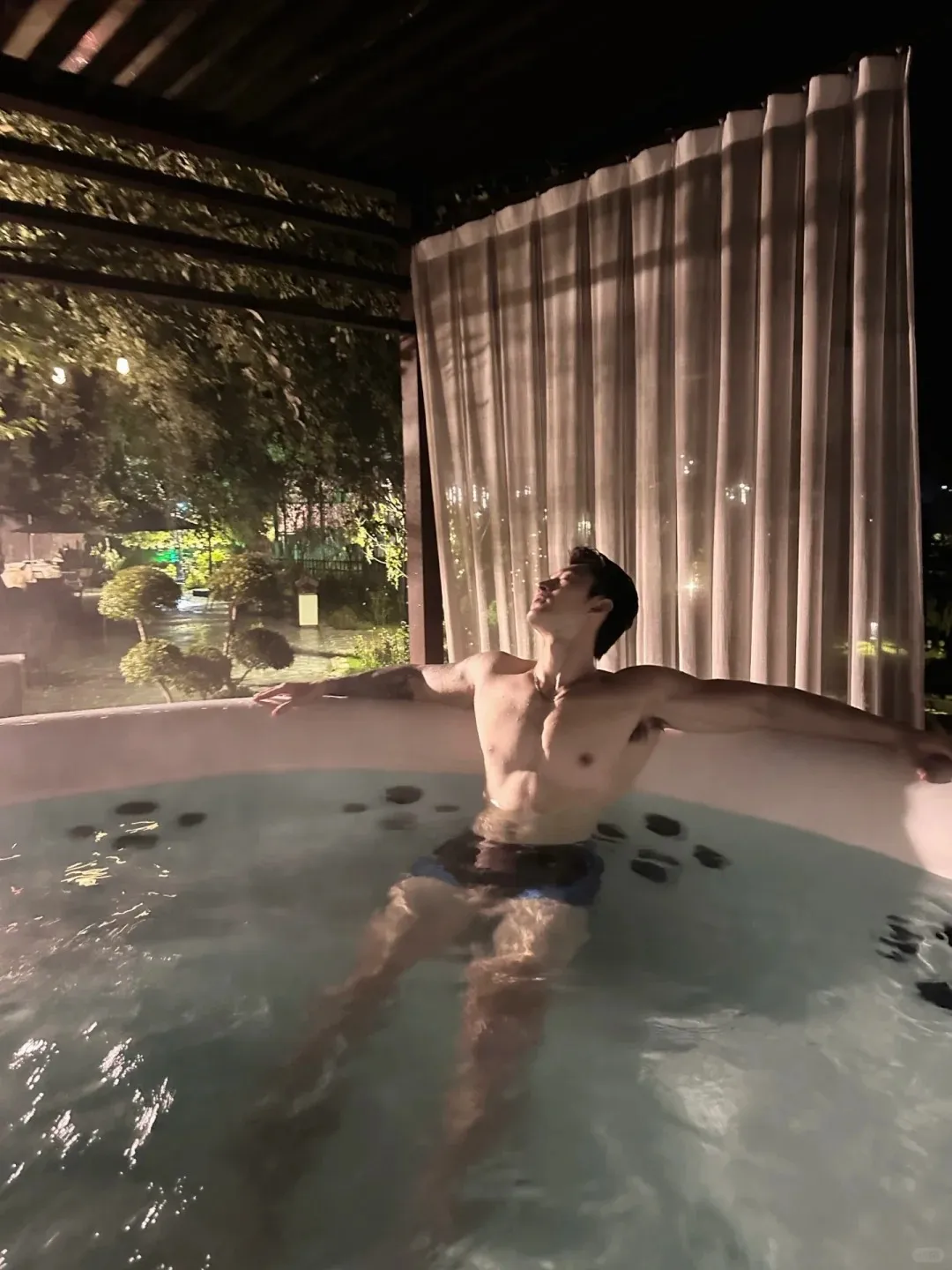 郑翔自拍腹毛旺盛私照流出真好看，大长腿太粗壮了！