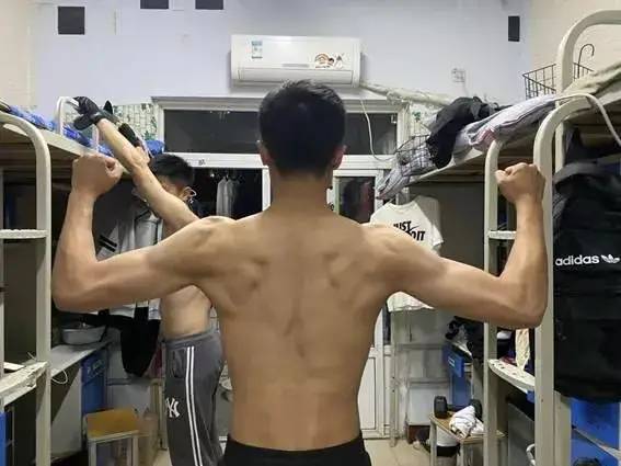 宿舍全是肌肉男，是种什么体验？