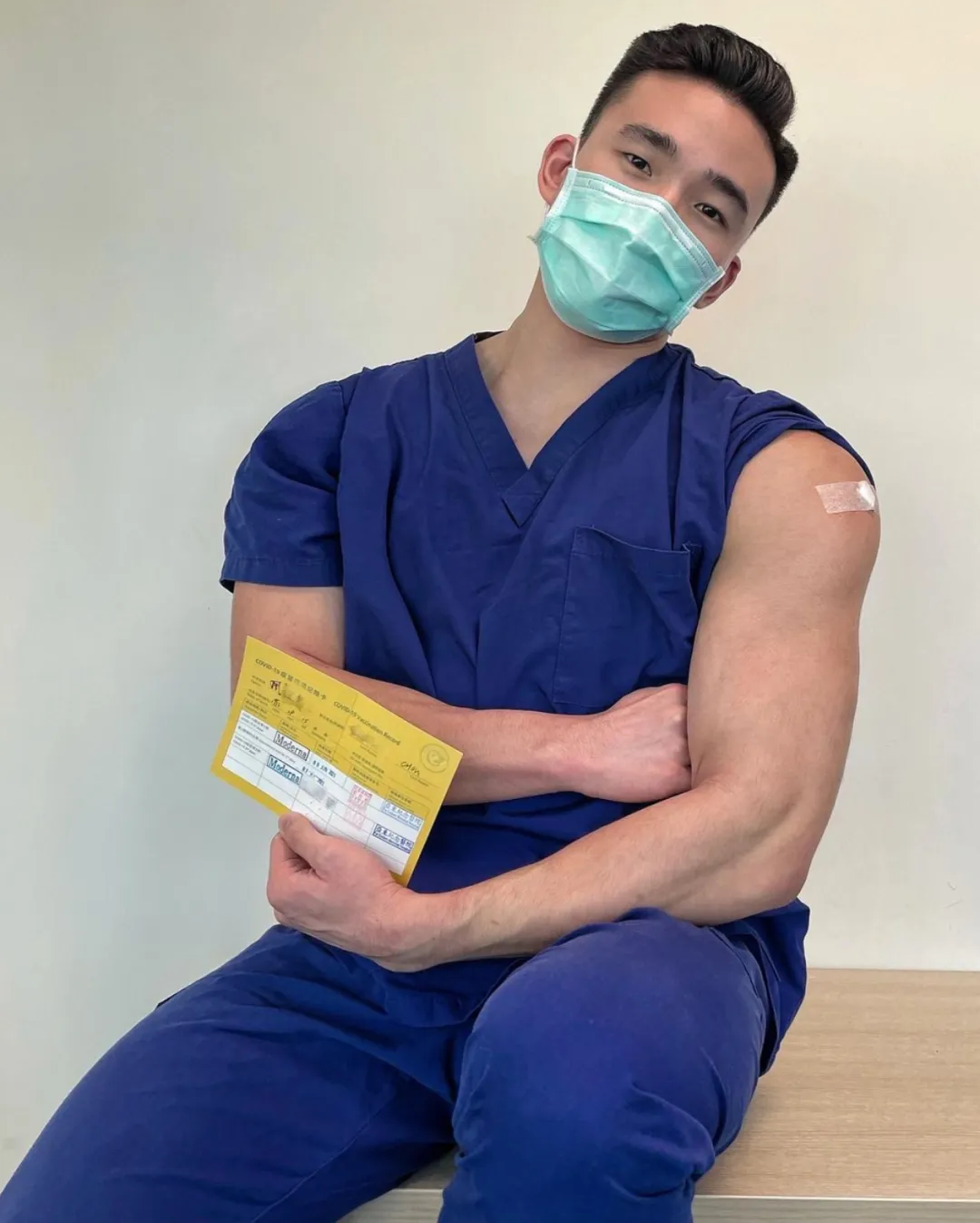 斯文医生平时一本正经，私下的肌肉写真放飞自我