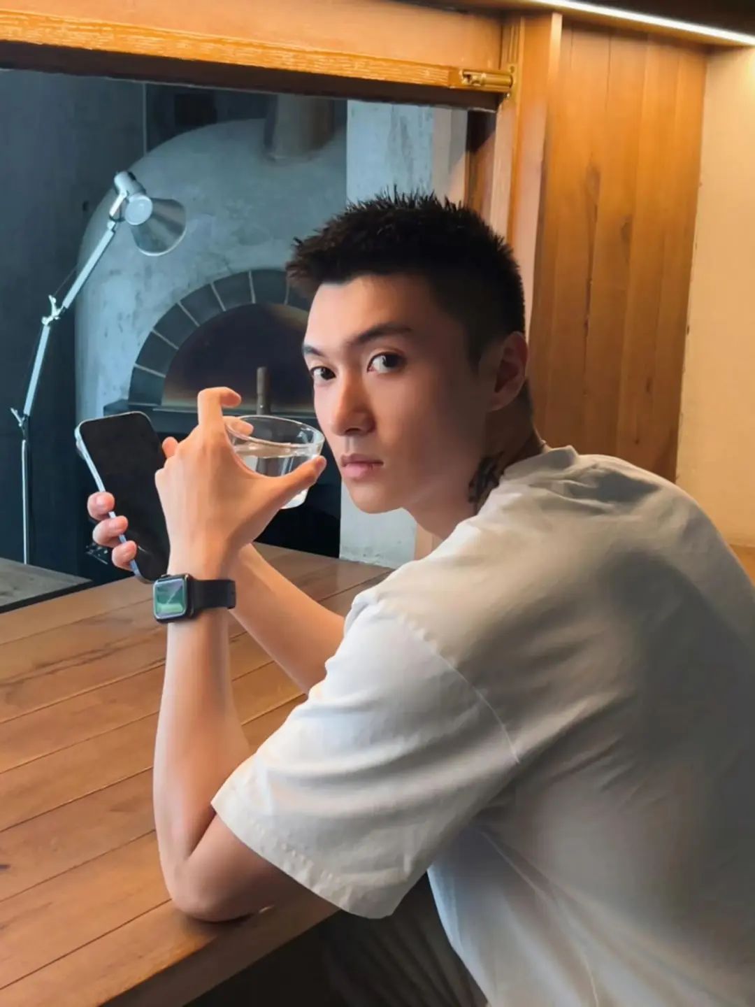 一看就很有性张力！健身型男与萌宠共享温馨时光