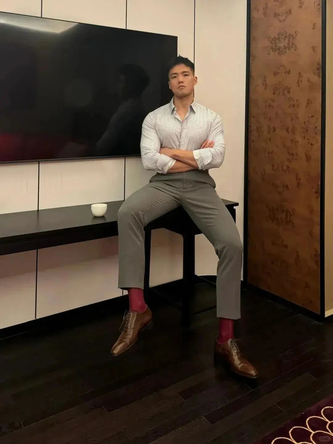 187cm 大长腿正装壮男，来当他媳妇！