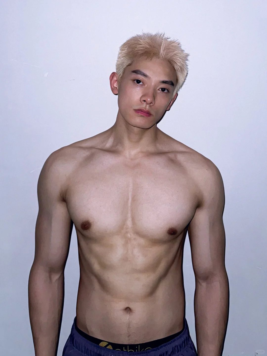 时尚前沿的干净性感薄肌宝藏男孩