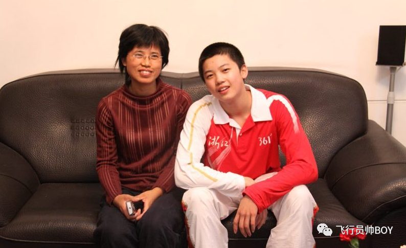 汪顺被男子摸白嫩大胸肌！