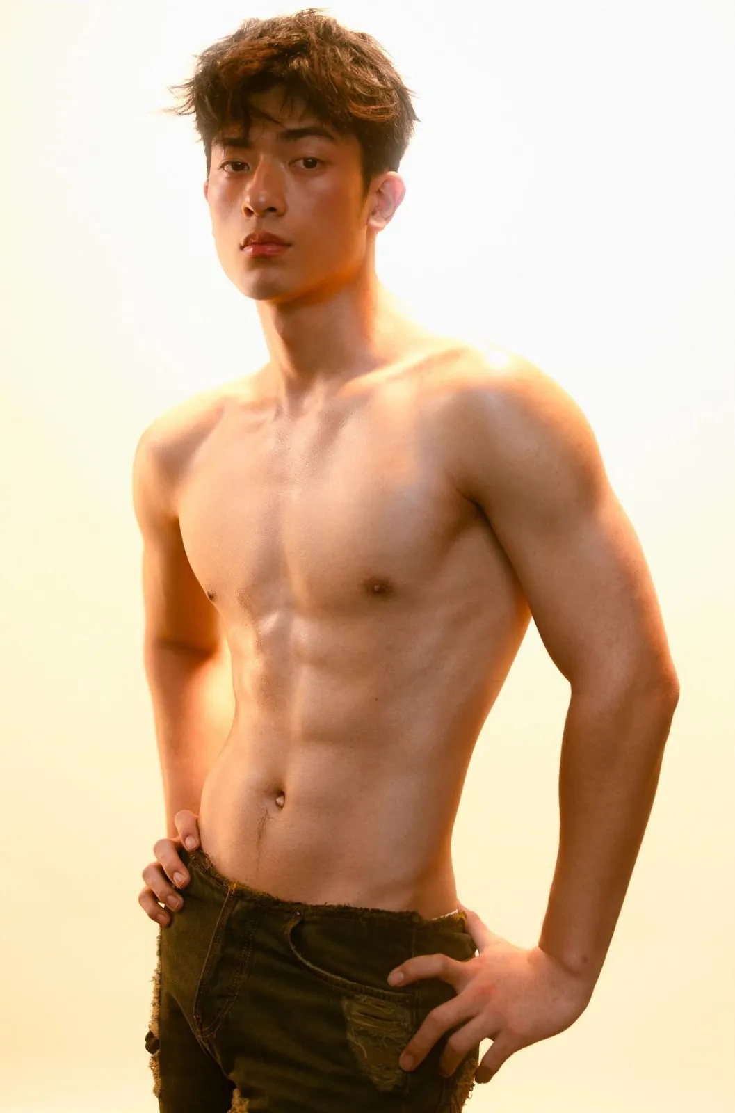 实力强大的 19 岁男模，为了金主又脱了！