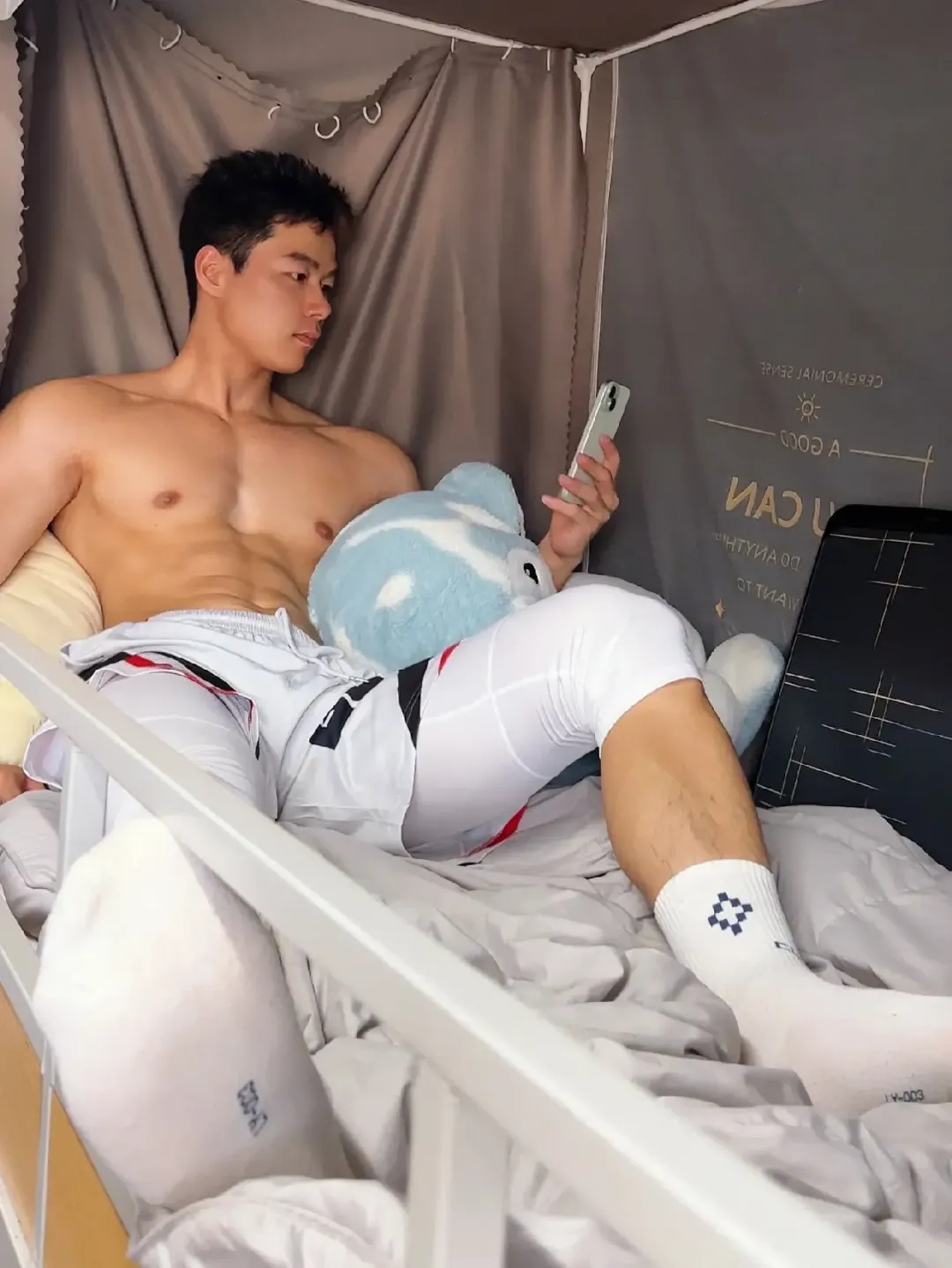 00 后型男演绎禁欲系正装，马靴搭配也太绝了吧！