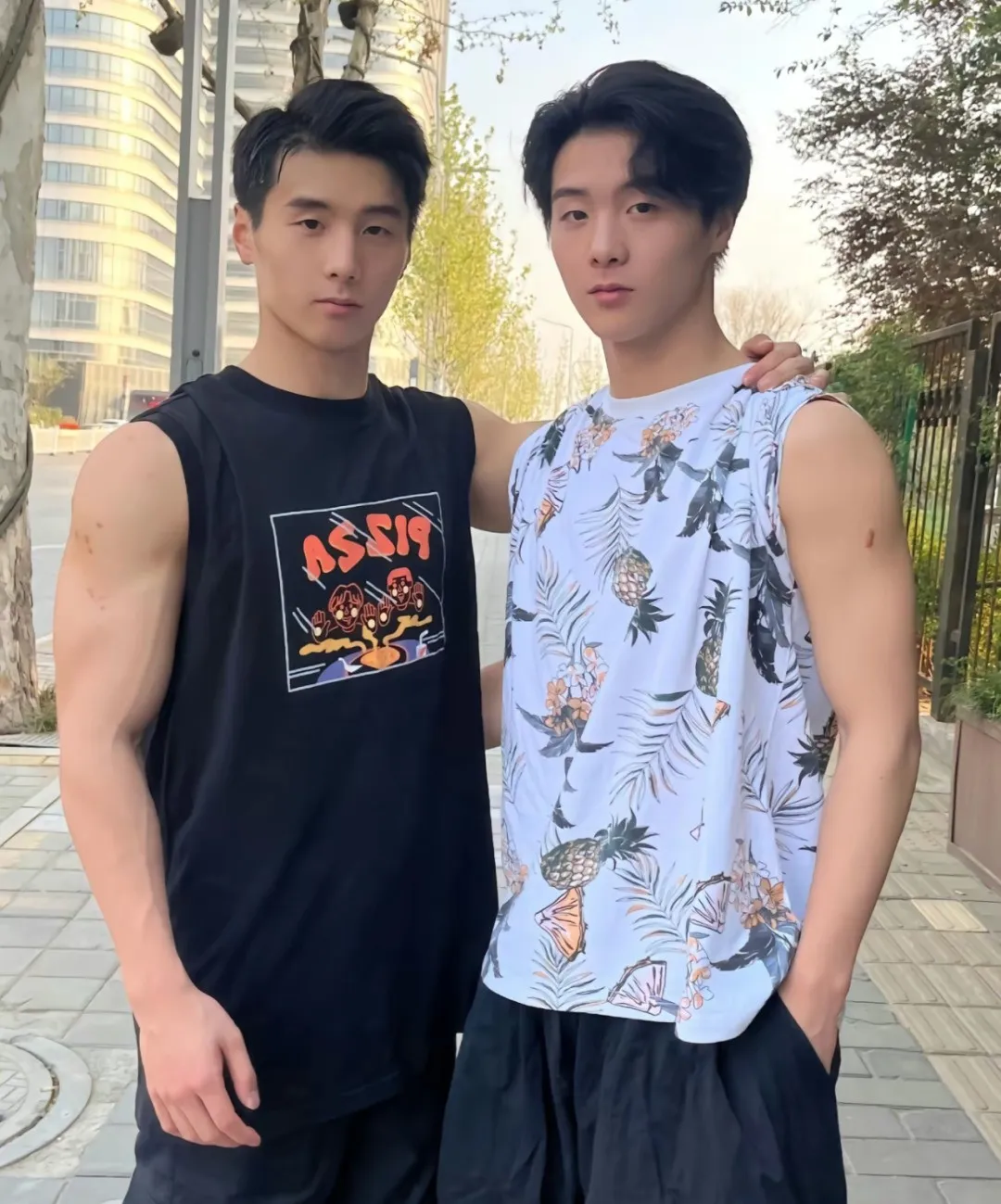 双胞胎跳水运动员姚泽霖，穿太少自拍引发热议！他的肌肉身材让人赞叹不已