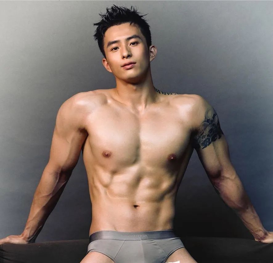 阳光 Boy：Shawn 的肌肉线条和笑容真是顶不住！
