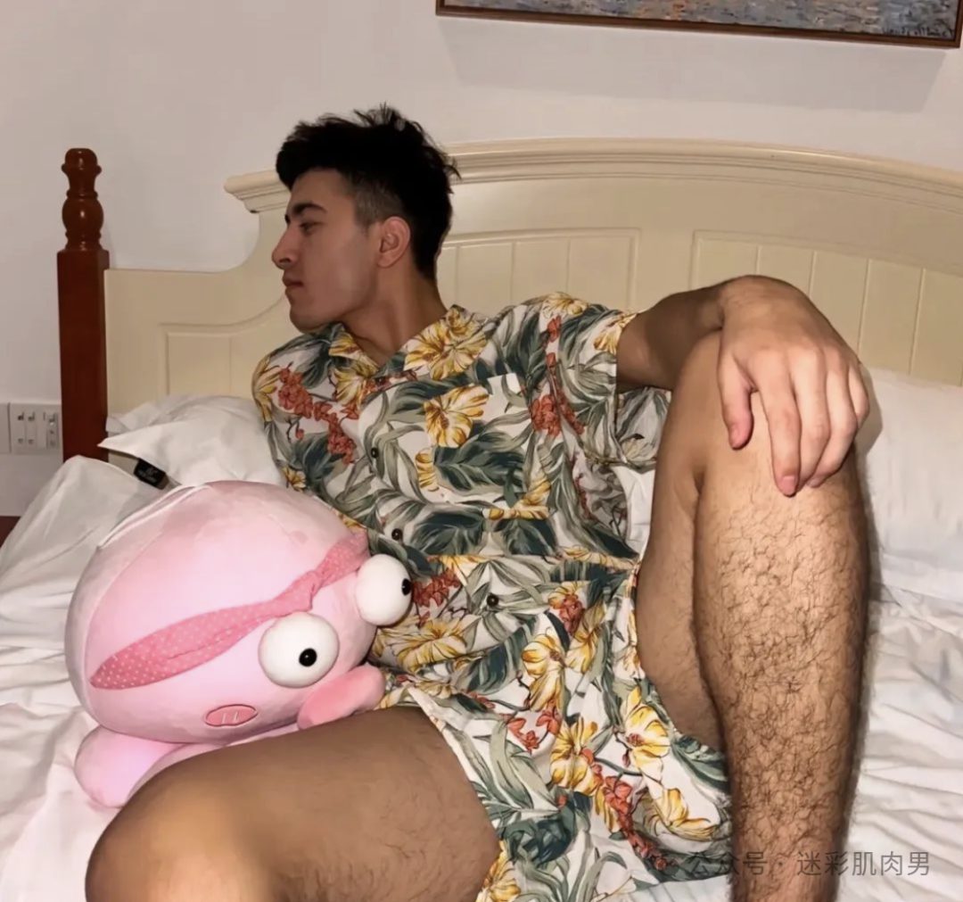 21 岁大一运动男高大视频火到推... 不让人失望！