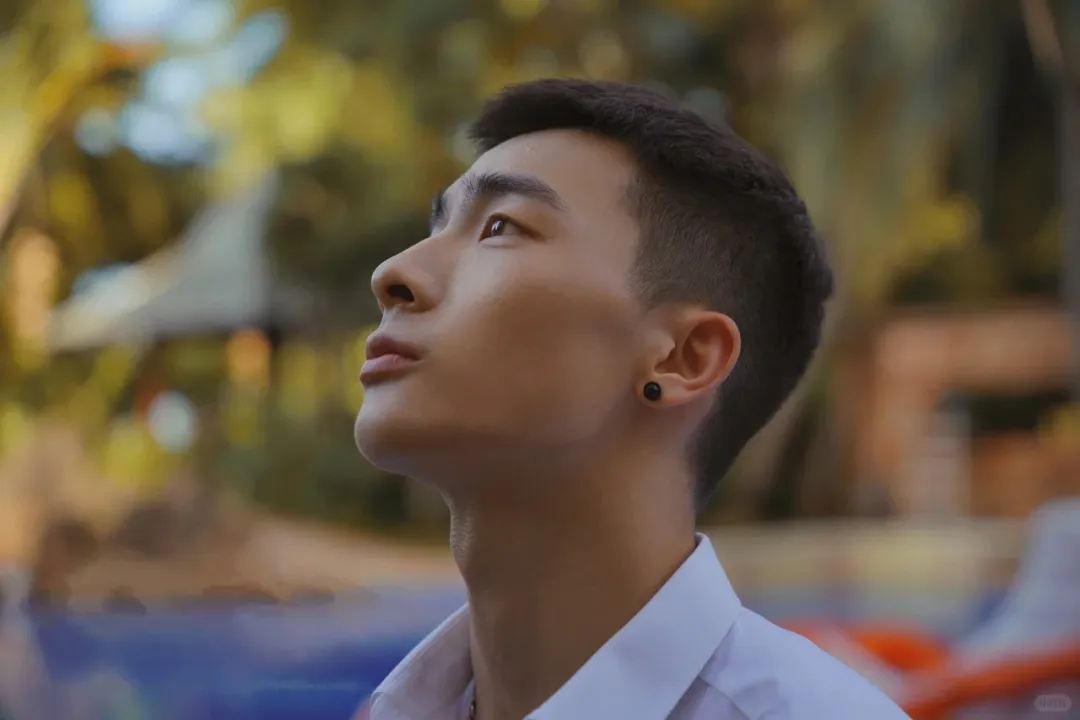 彭果健身冠军披古风衣凸显诱人肌肉线条，撩人力度 Max