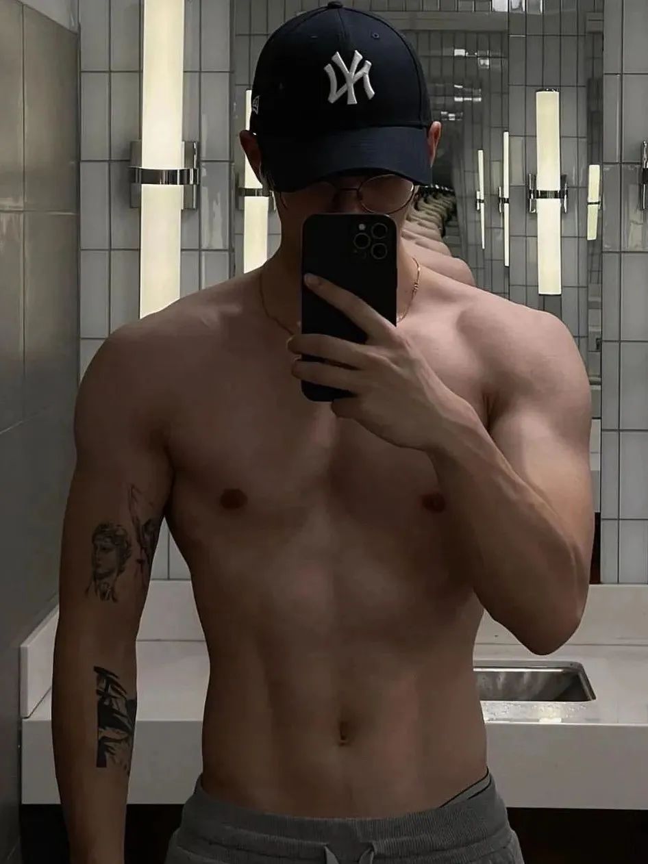 190CM 肌肉护士小哥哥脱衣自拍，简直让人心跳加速！