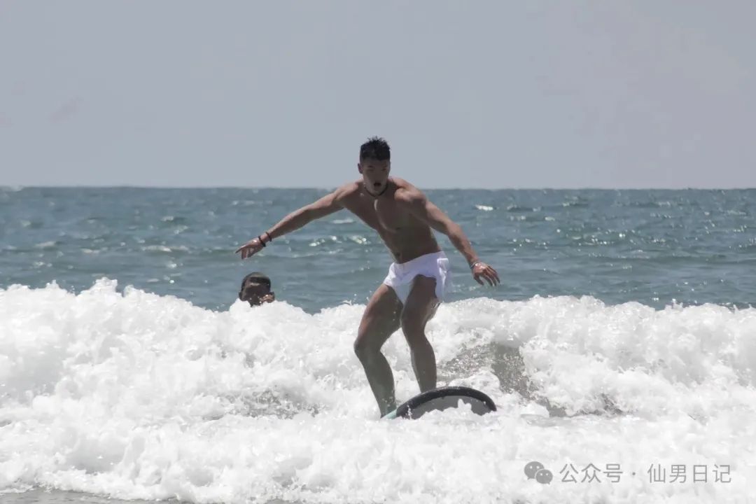 和人妖互动的 189cm 体育生找到了！网友直呼：看着就厉害……