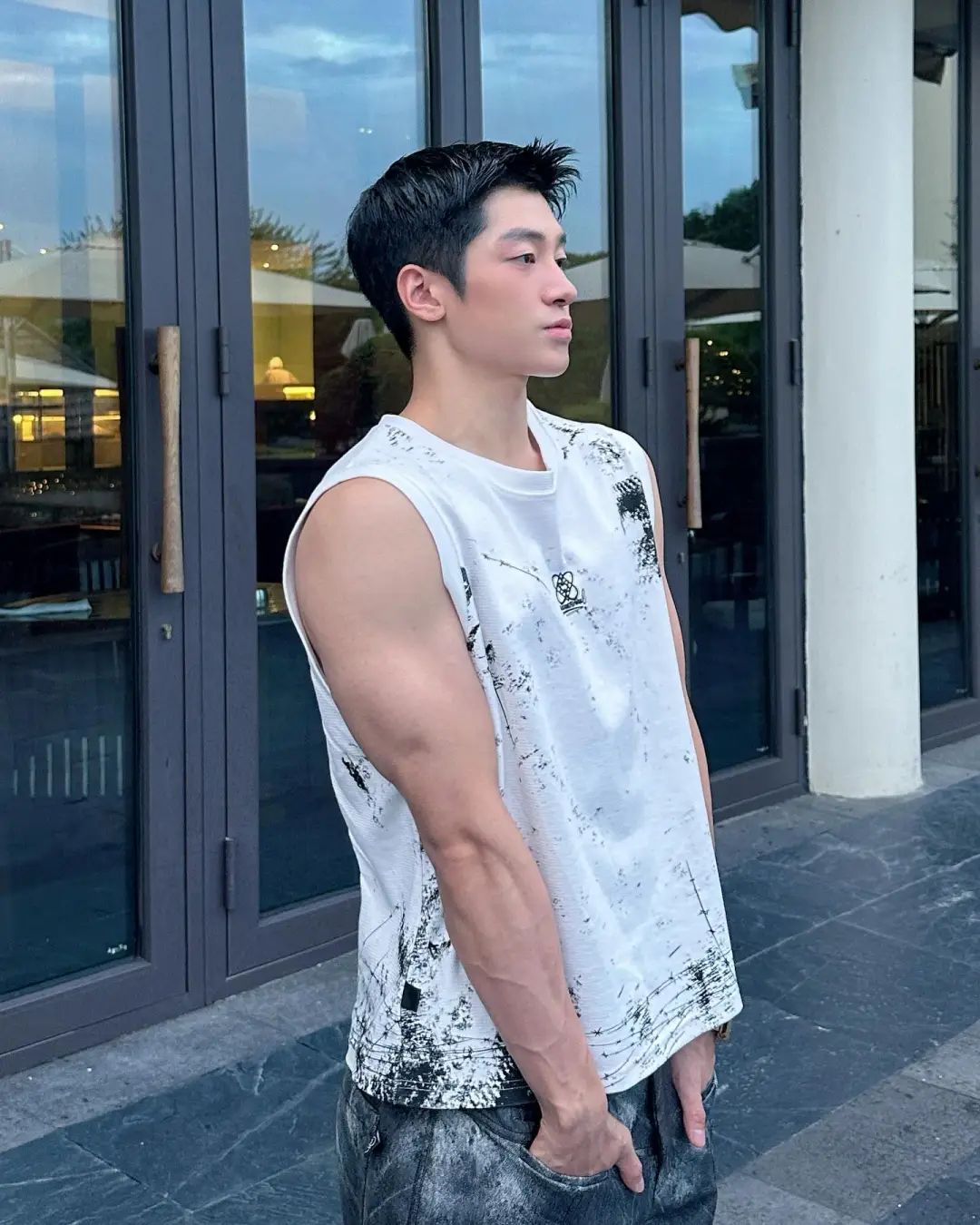 时尚圈新晋男神 " 巨大梁仔 ": 从北服走出的型男养成记