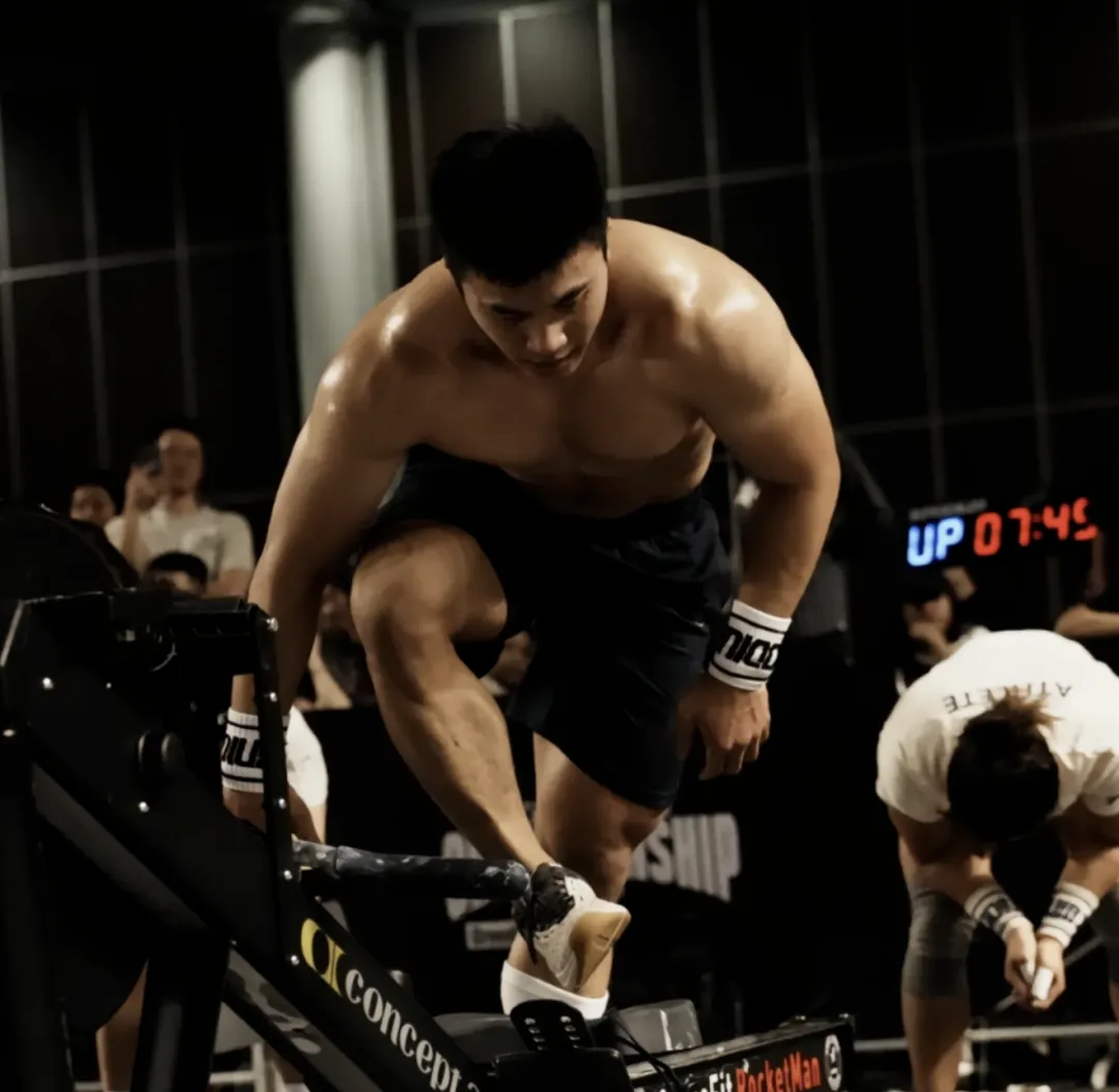 CrossFit 陈胜穿短裤举重火啦，实力太大太强了！！