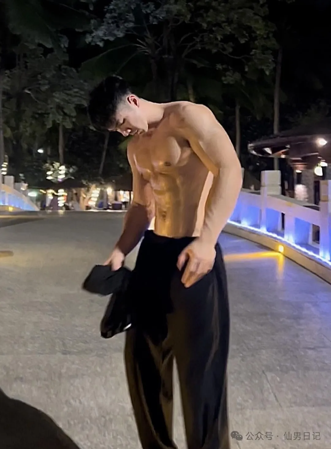 188cm 体育生男大火了！网友在线发问：直的吗？