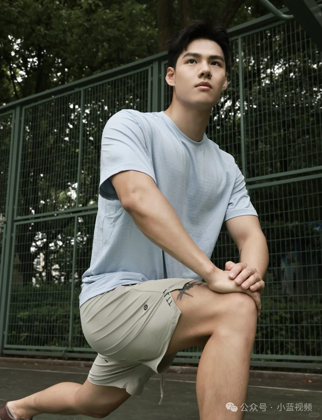 23 纯欲麦色少年腹肌博主，喂葡萄亲亲！