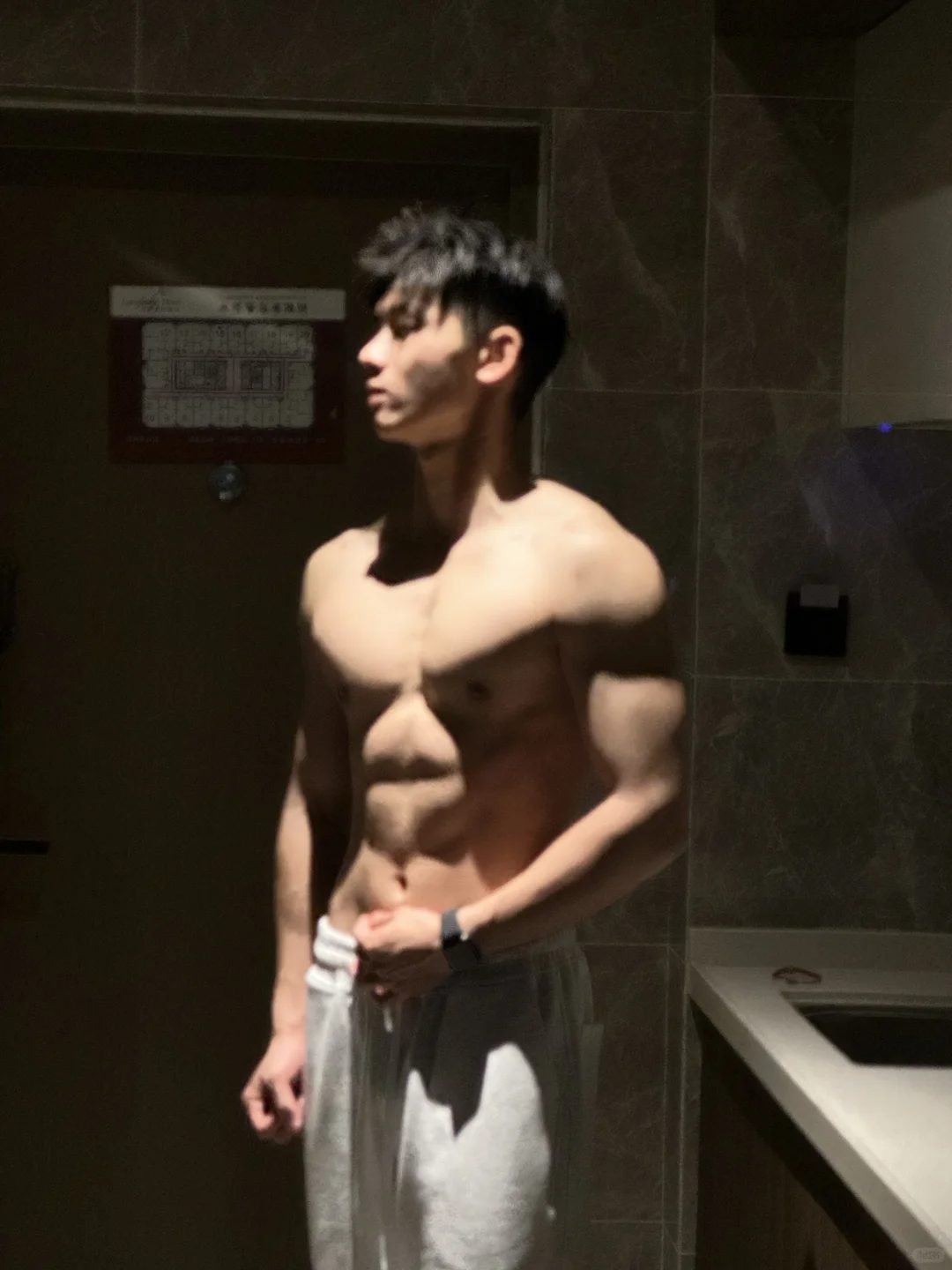 24 岁武汉肌肉帅哥，斩男又斩女！