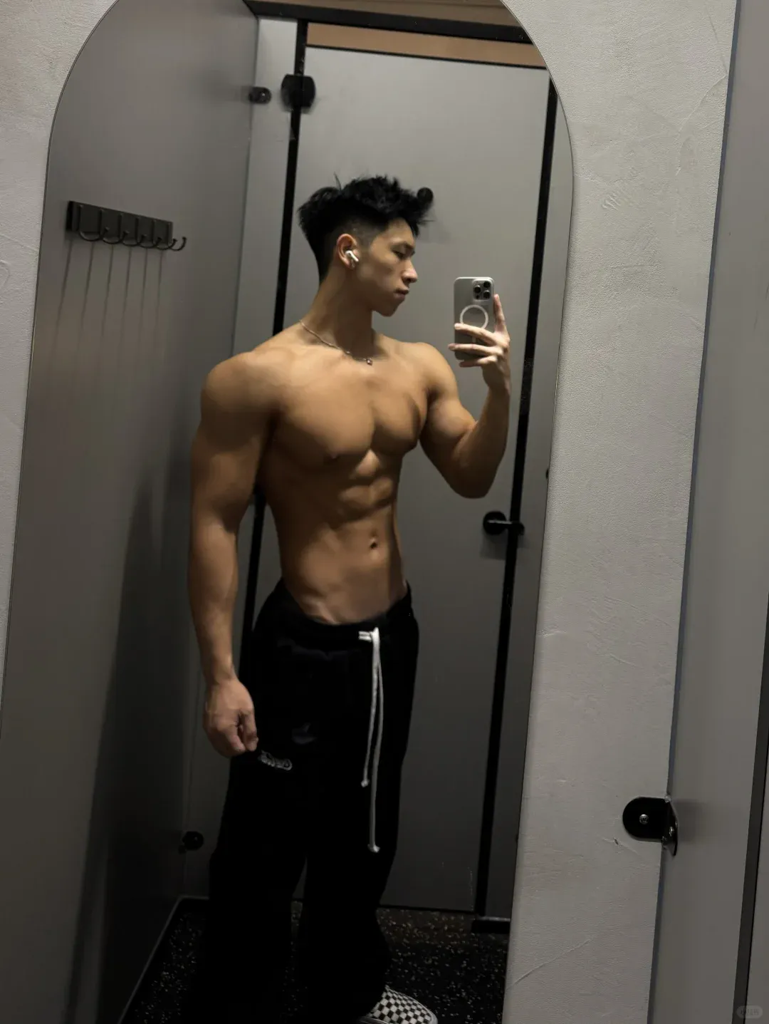 健体小哥的外翻肩、人鱼线