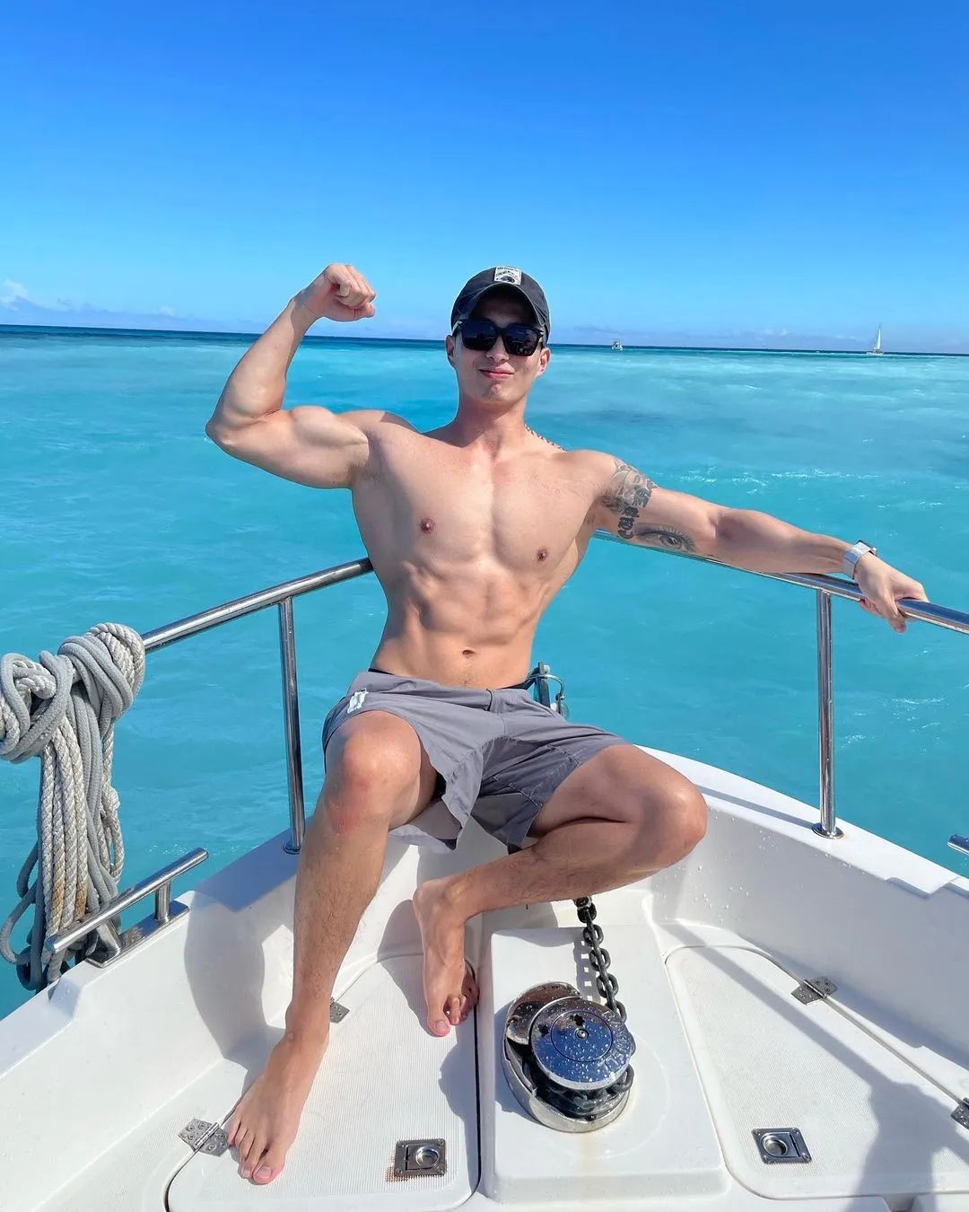 阳光 Boy：Shawn 的肌肉线条和笑容真是顶不住！