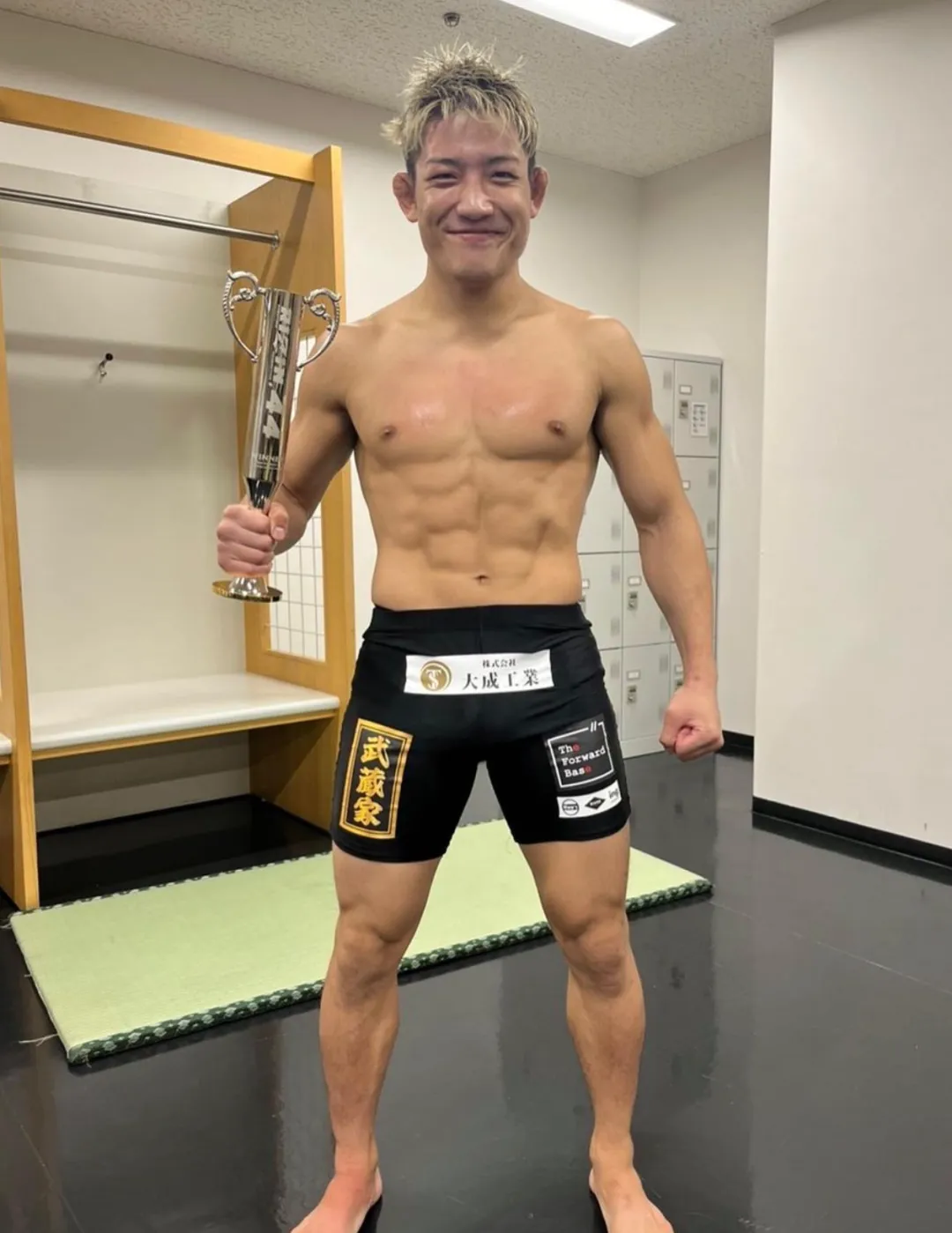 亚洲最帅格斗运动员，两万块竟“卖”断直男下海路？