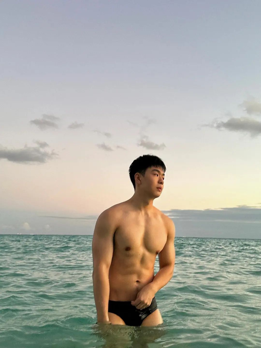 海边黑三角内裤薄肌小奶狗，谁的基达又响了？
