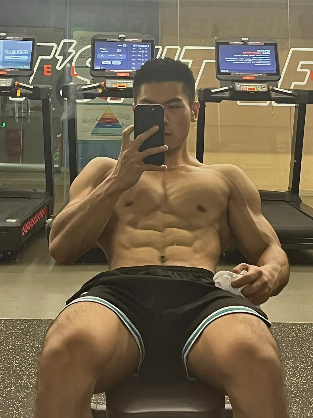 武汉地铁黑皮肌肉男火了！这双粗壮大腿和性感腹肌太绝了