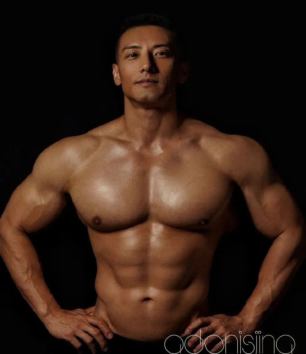 “大鼻宝藏男神”张戈，从退伍兵到冠军级健美选手，他的肌肉美学让人上瘾！