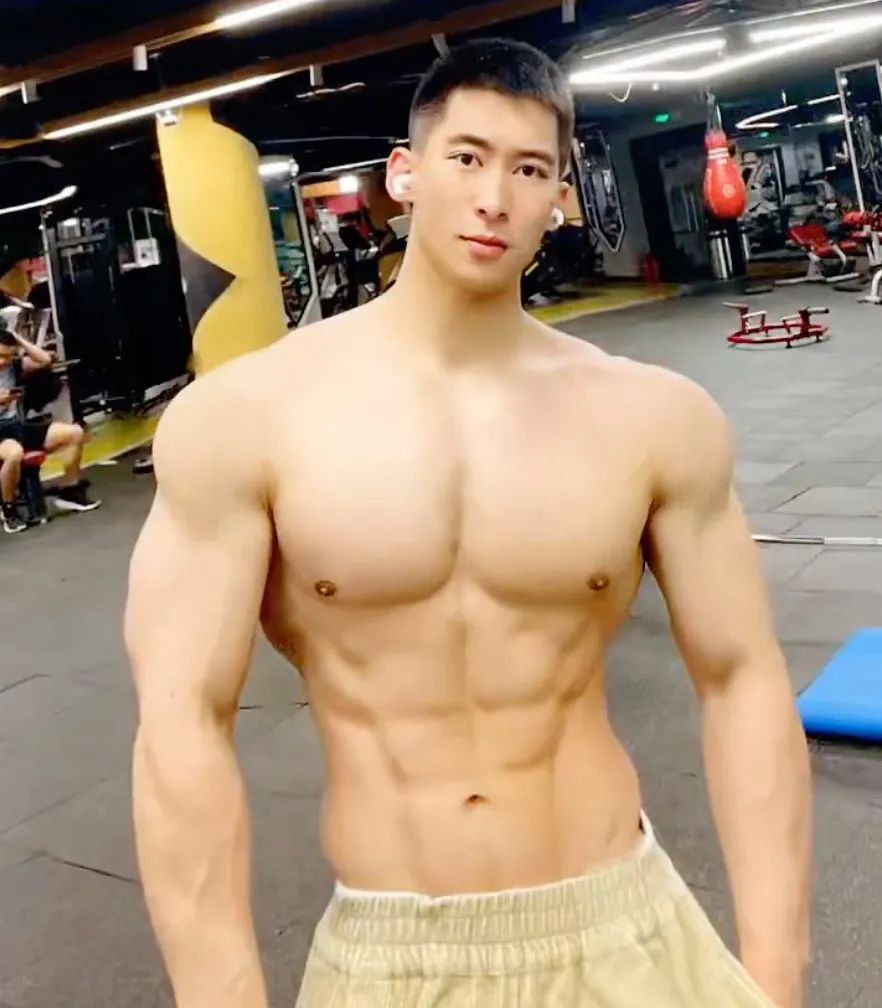 183CM 寸头医生脱掉正装白大褂，实力让网友尖叫！
