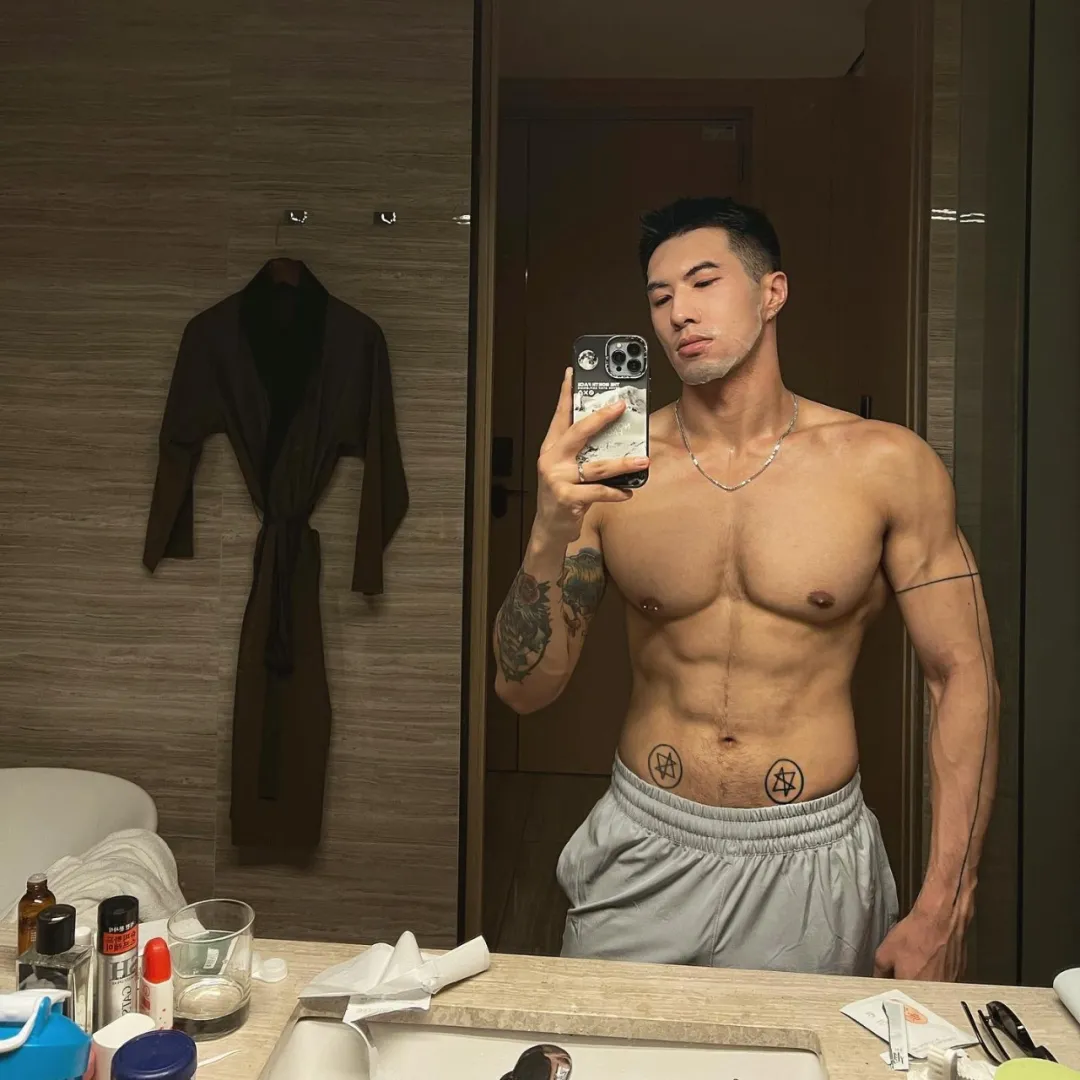深圳肌肉 gogo 惊艳曼谷白趴，我真的超可以