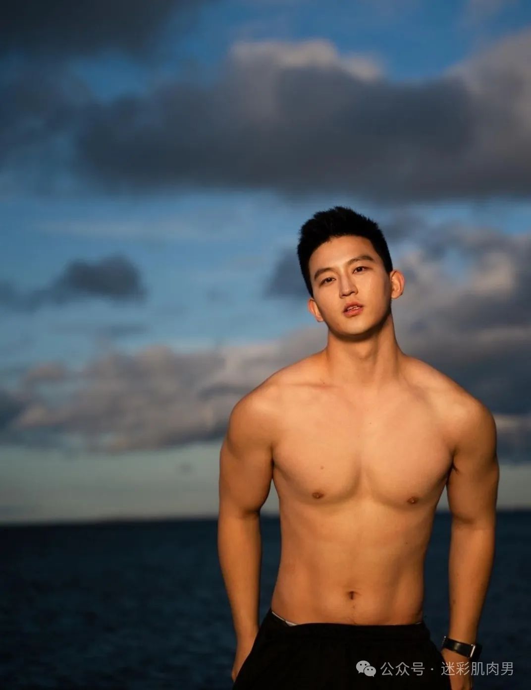 穿白短裤换衣间自拍的小哥长得真帅！我又可以了！