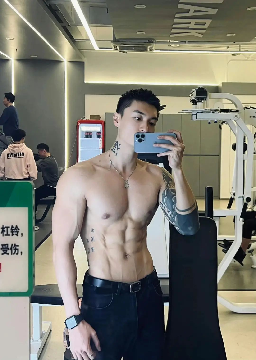 一看就很有性张力！健身型男与萌宠共享温馨时光