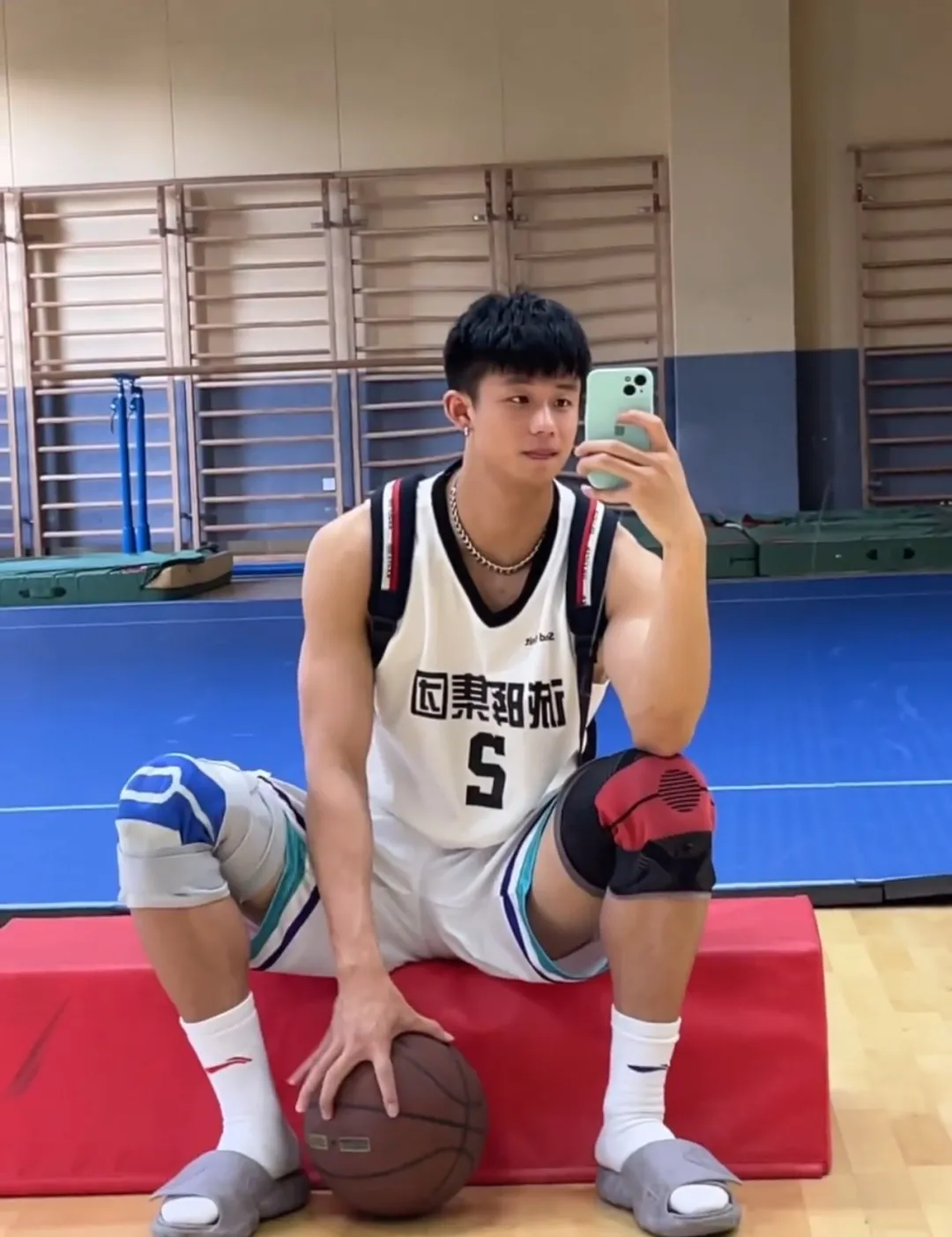 网吧惊现半裸肌肉男，竟是超火运动系小奶狗？