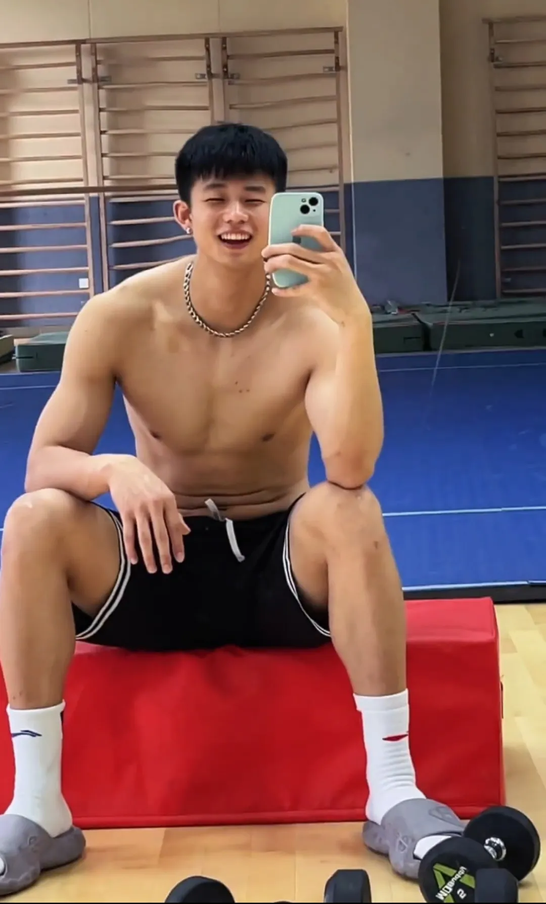 网吧惊现半裸肌肉男，竟是超火运动系小奶狗？