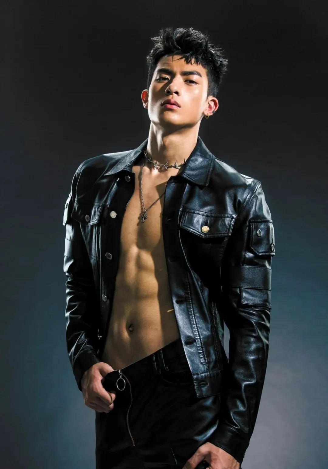 实力强大的 19 岁男模，为了金主又脱了！