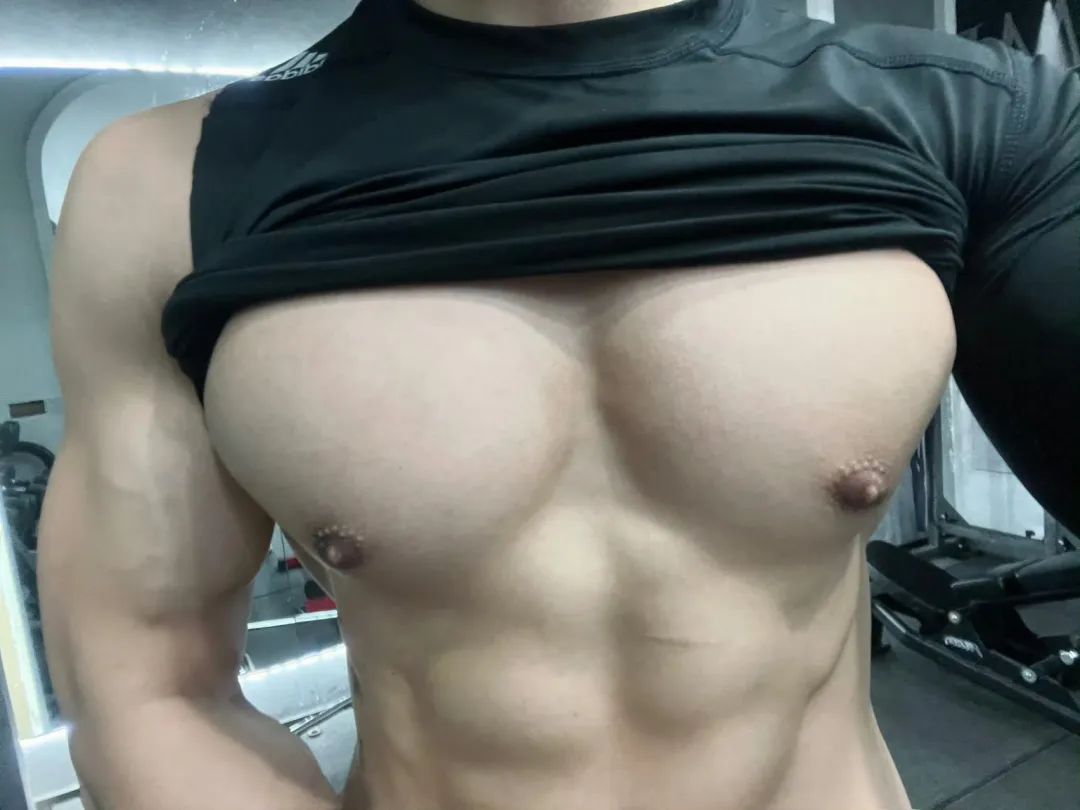 一看就很有性张力！健身型男与萌宠共享温馨时光