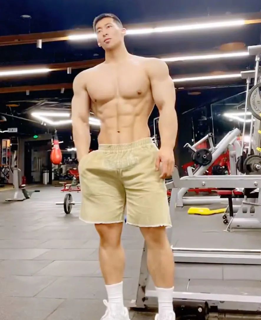 183CM 寸头医生脱掉正装白大褂，实力让网友尖叫！