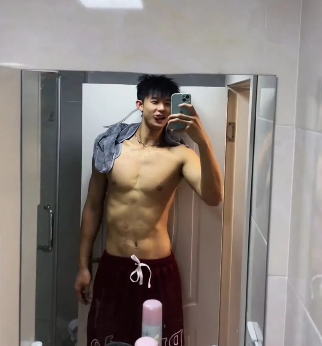 网吧惊现半裸肌肉男，竟是超火运动系小奶狗？