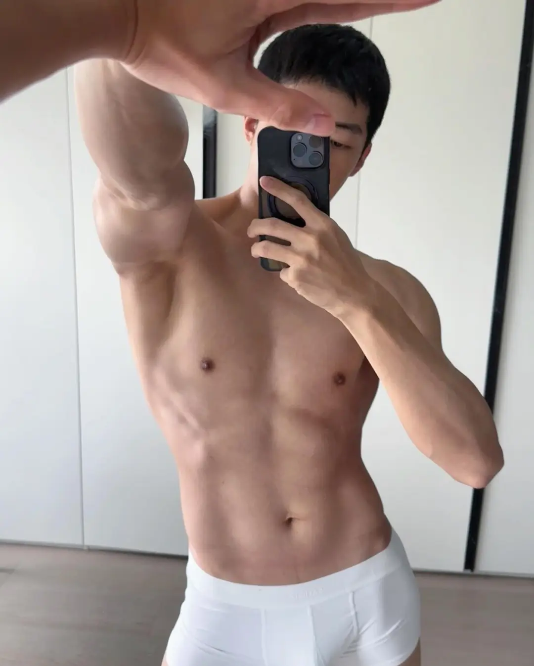 时尚圈新晋男神 " 巨大梁仔 ": 从北服走出的型男养成记