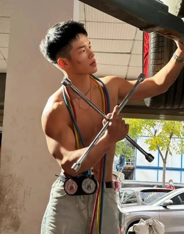 满身男人味油渍肌肉小哥，全网最帅汽修工！