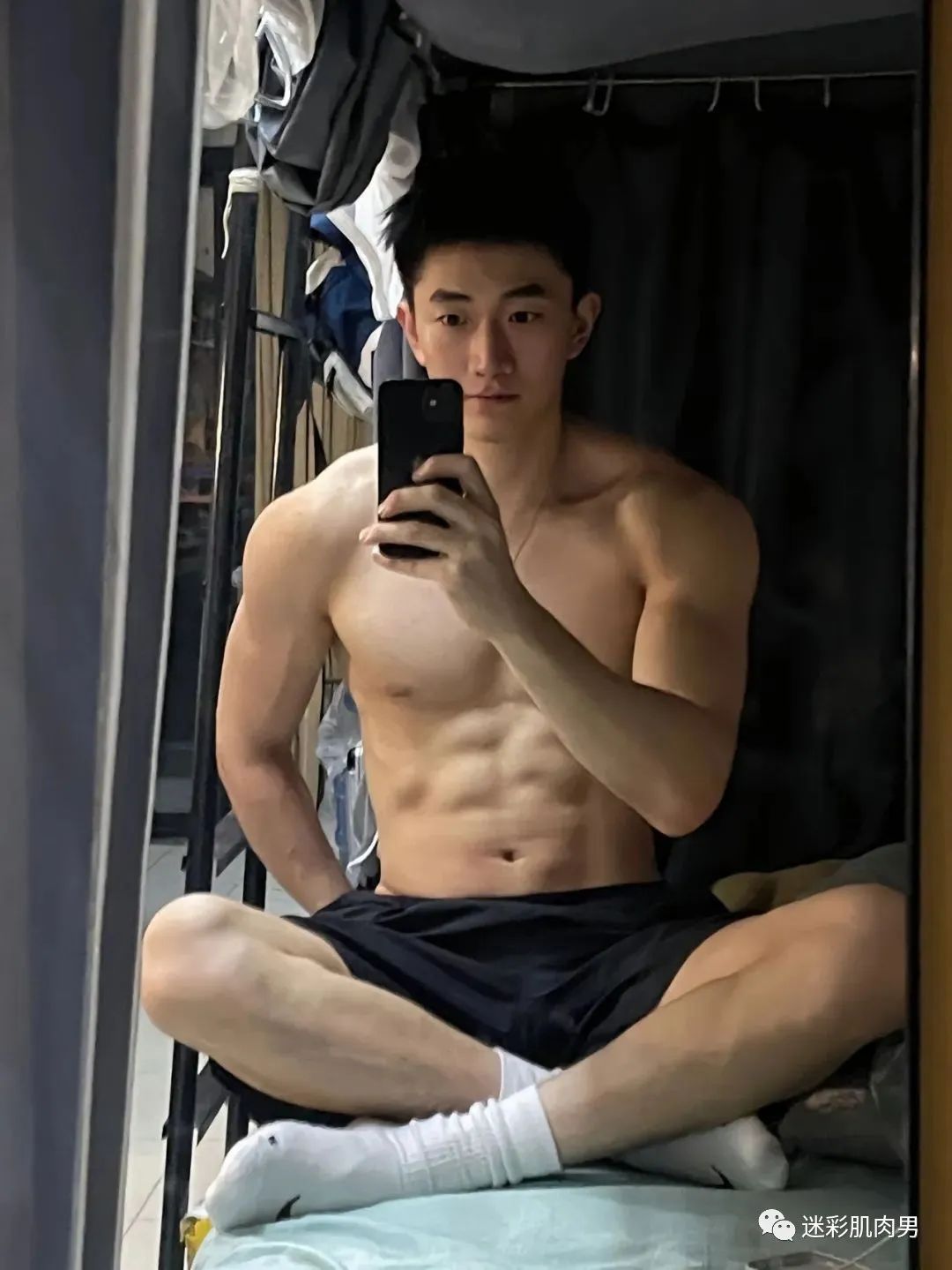 寝室男大体育生短裤裤拉太低自拍？长得太粗壮了！