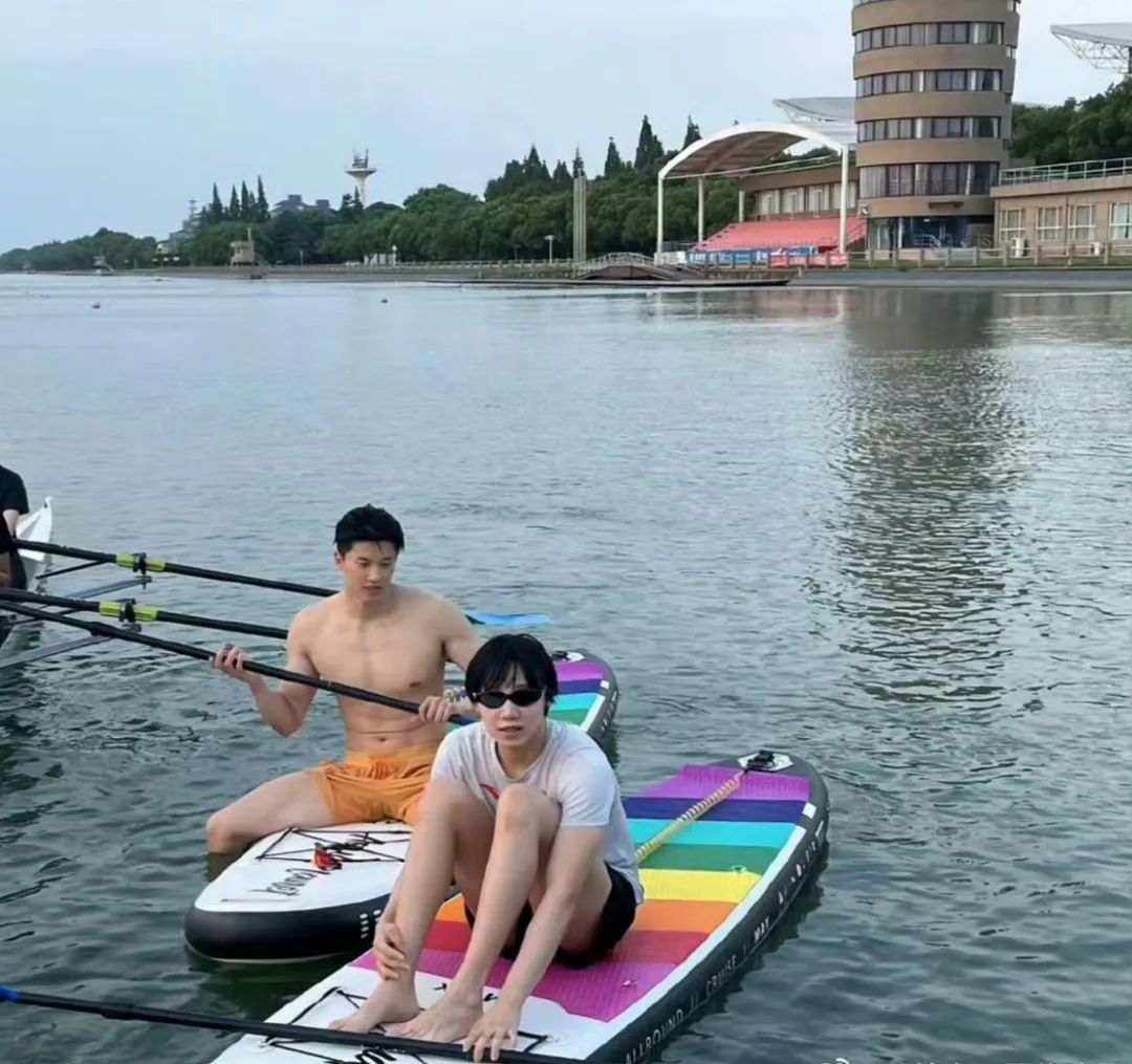 汪顺被男子摸白嫩大胸肌！